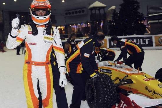 Дубайская прихоть: Формула-1 в крытом помещении по снегу (фото)