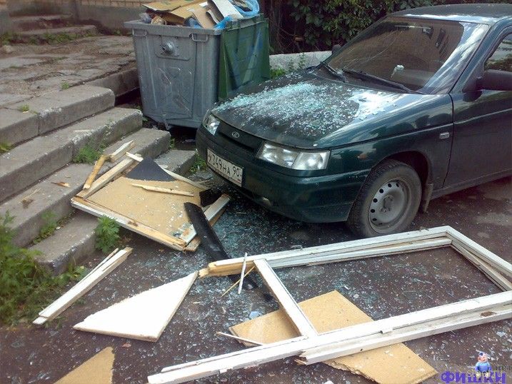 Почему опасно ставить машину под домом (фото)