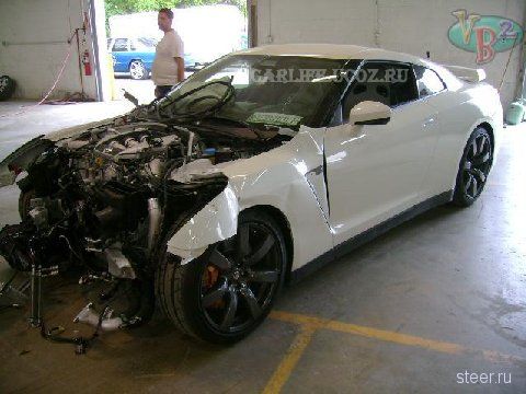 разбитый Nissan Gt-R 