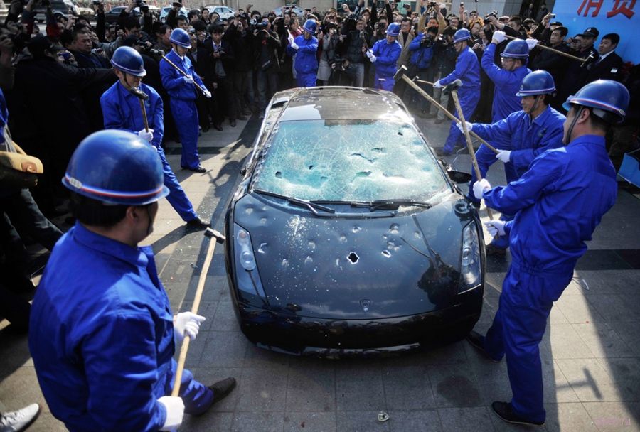Дело принципа: : разбить Lamborghini Gallardo кувалдами в знак протеста (фото и видео)