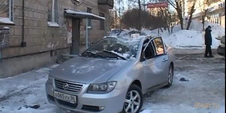 За упавшую льдину на автомобиль ответит собственник квартиры (фото и видео)