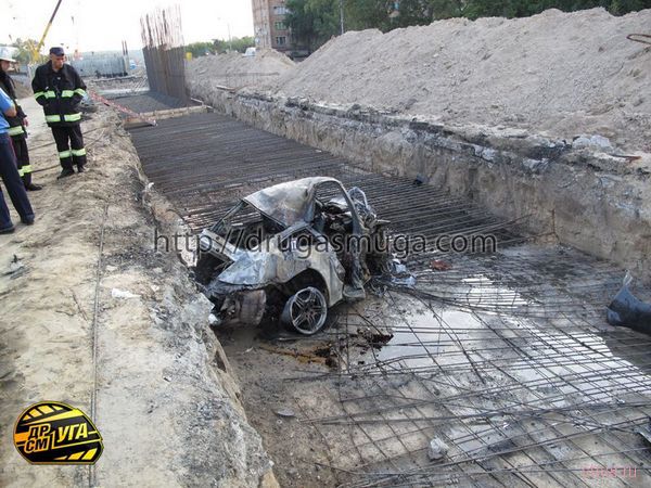 Киев: на Столичном шоссе разбился и сгорел Porsche 911 Carrera S - погибли три человека (фото)