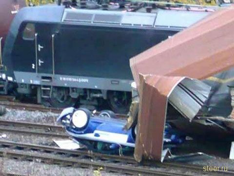 Авария поезда, перевозившего 106 Porsche (фото с места аварии)