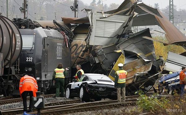Авария поезда, перевозившего 106 Porsche (фото с места аварии)