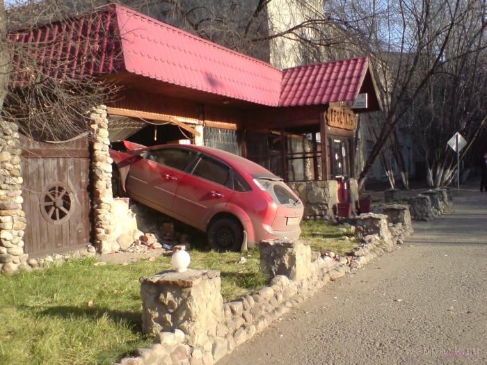 въехал в магазин