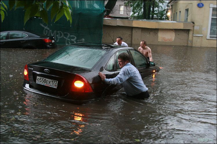 Потоп в Хохловском переулке в Москве (фото)