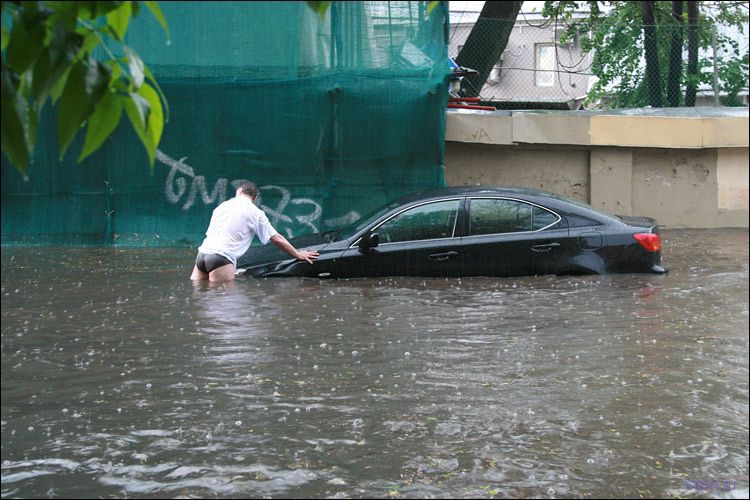 Потоп в Хохловском переулке в Москве (фото)