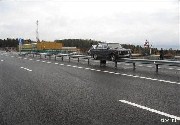 ВАЗ 2106 заскочил на разделительный отбойник после столкновение с SsangYong Kyron (фото)