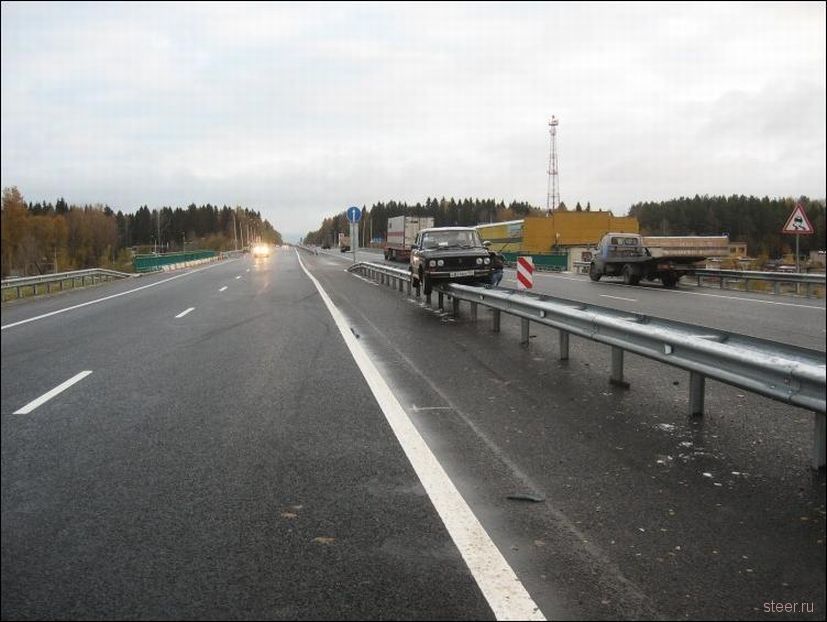 ВАЗ 2106 заскочил на разделительный отбойник после столкновение с SsangYong Kyron (фото)