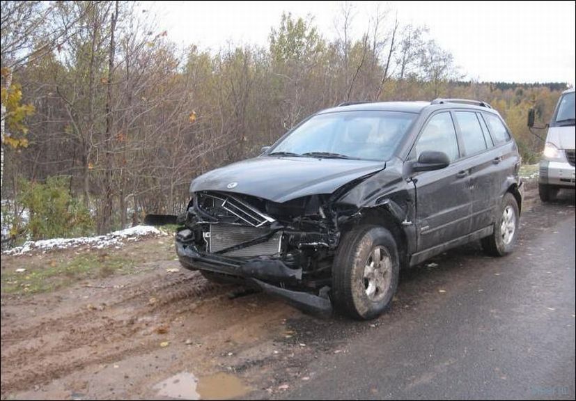 ВАЗ 2106 заскочил на разделительный отбойник после столкновение с SsangYong Kyron (фото)