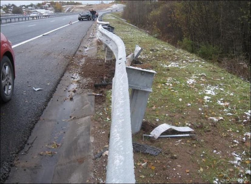 ВАЗ 2106 заскочил на разделительный отбойник после столкновение с SsangYong Kyron (фото)