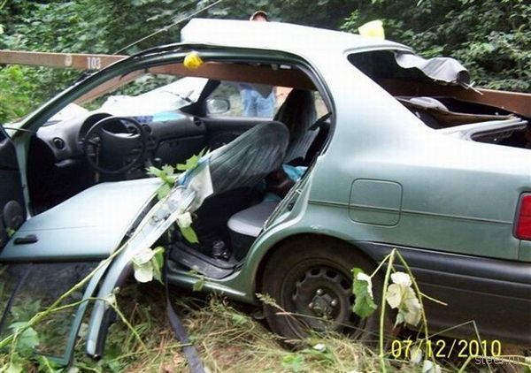 Результат столкновения Тойоты со шлагбаумом (фото)