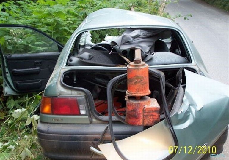 Результат столкновения Тойоты со шлагбаумом (фото)