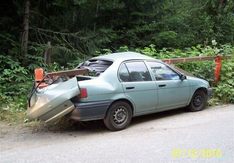 Результат столкновения Тойоты со шлагбаумом (фото)