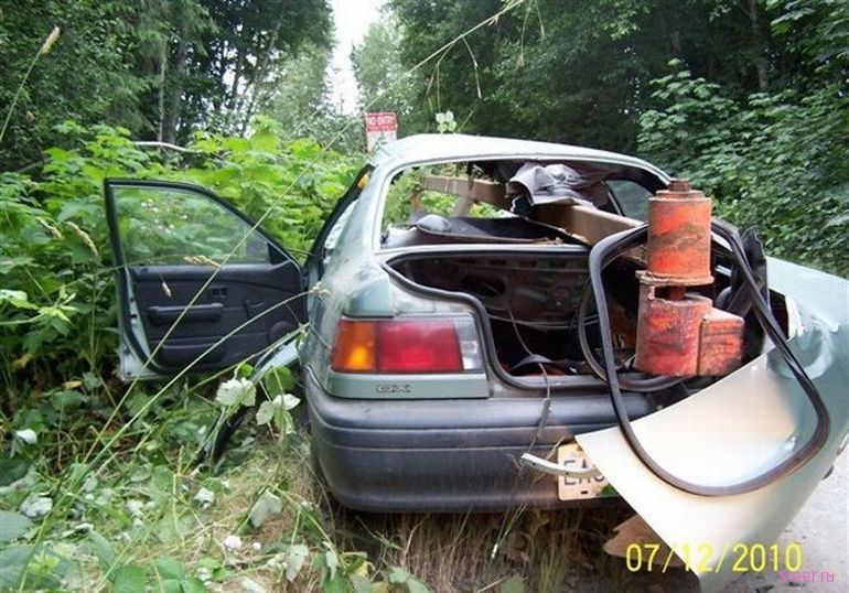 Результат столкновения Тойоты со шлагбаумом (фото)