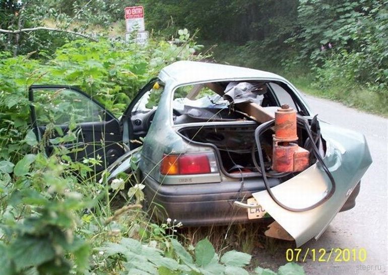 Результат столкновения Тойоты со шлагбаумом (фото)