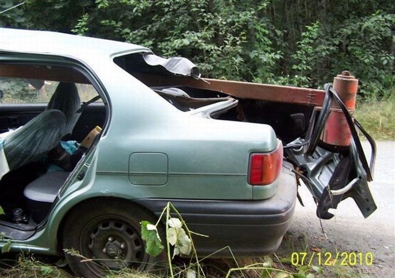 Результат столкновения Тойоты со шлагбаумом (фото)