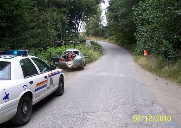 Результат столкновения Тойоты со шлагбаумом (фото)