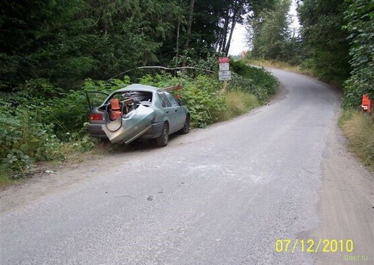 Результат столкновения Тойоты со шлагбаумом (фото)