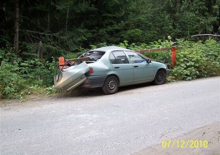 Результат столкновения Тойоты со шлагбаумом (фото)