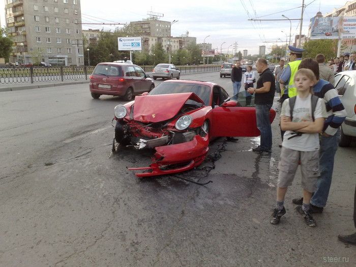 В Екатеринбурге разбили Porshe (фото)