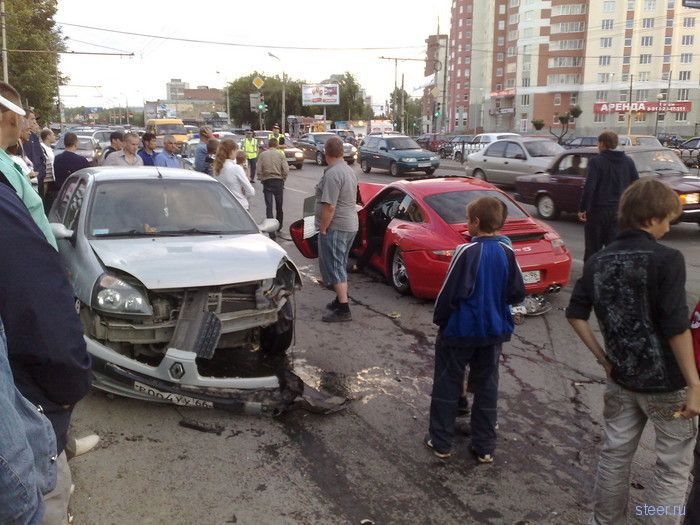 В Екатеринбурге разбили Porshe (фото)