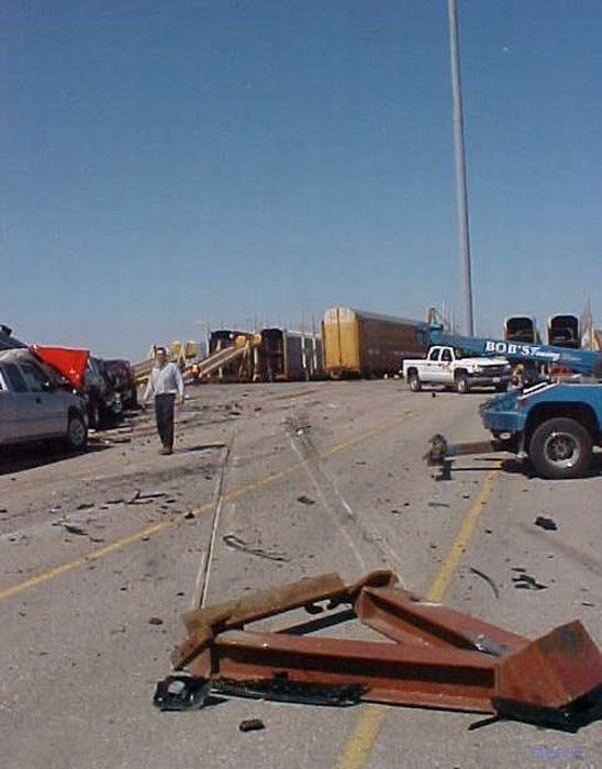 В результате крушения ж/д платформы пострадало свыше 300 автомобилей (фото)