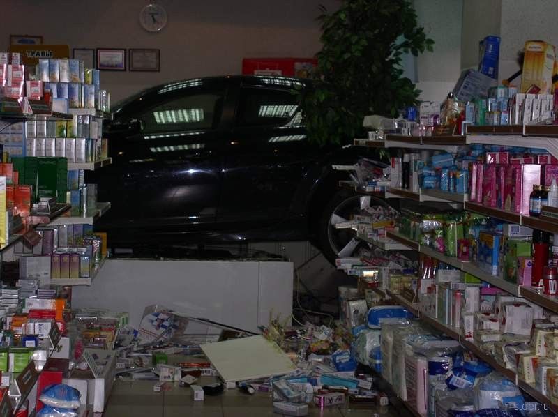 Девушка неудачно развернулась на скорости 40 км/ч и угодила в окно аптеки (фото)