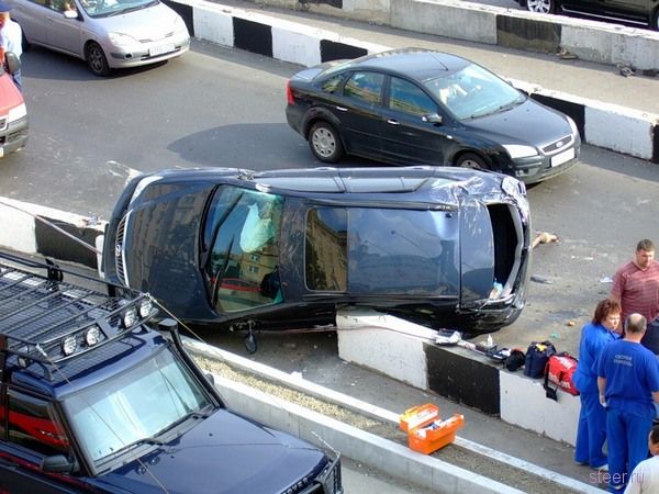 Авария на Ленинградском шоссе : результат объезда открытого канализационного люка (фото)