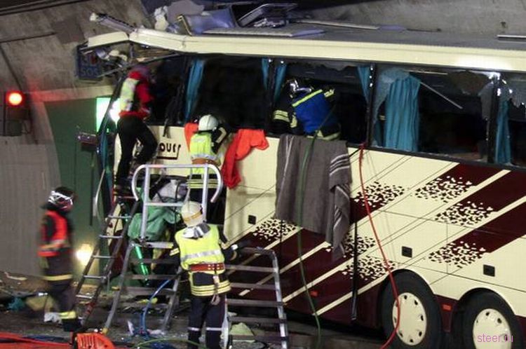 В Швейцарии в аварии автобуса погибло 22 ребенка (фото и видео)