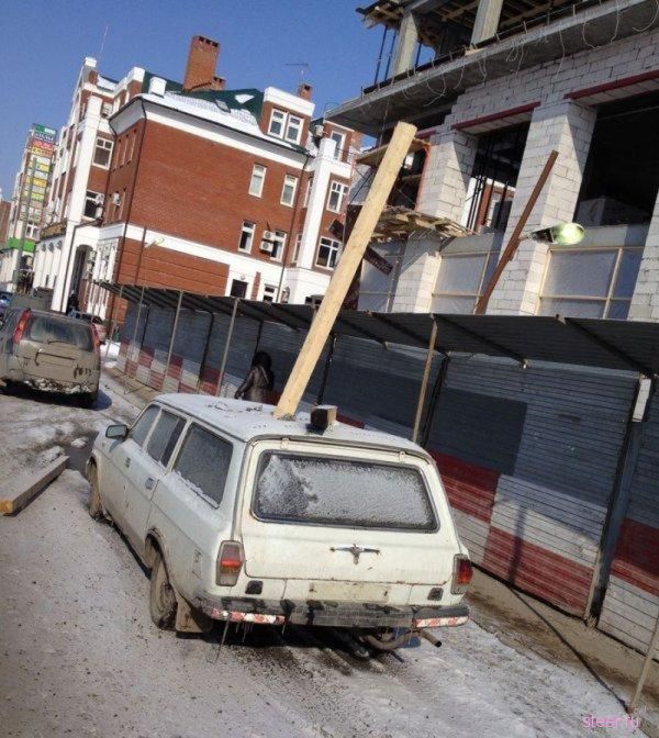 Оставил машину у стройки (фото)