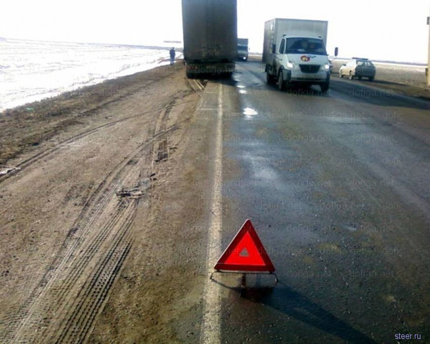 Кирпич пробил лобовое стекло (фото)