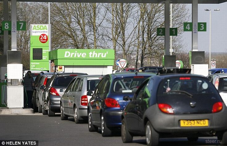 Топливный кризис в Великобритании : Бензин подорожал до 1,4 фунта за литр и скоро достигнет 1,5 (фото)