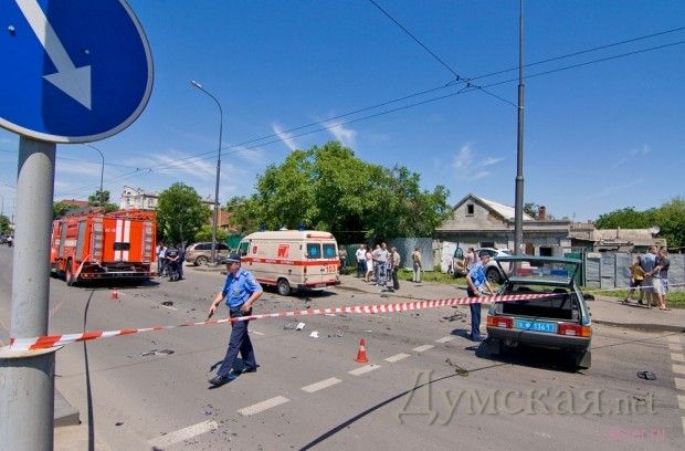 ДТП в Одессе: BMW X6 разбилась о колонну пожарных машин (видео и фото)