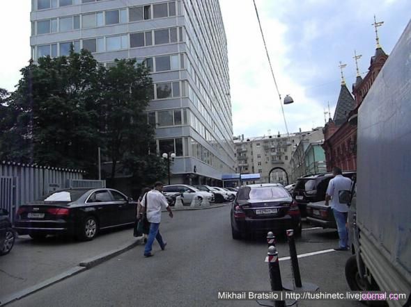 Депутаты нарушают свой же закон о парковке прямо возле Думы (фото)