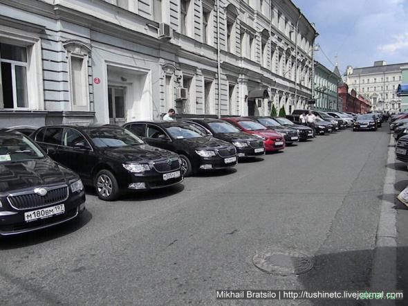 Депутаты нарушают свой же закон о парковке прямо возле Думы (фото)