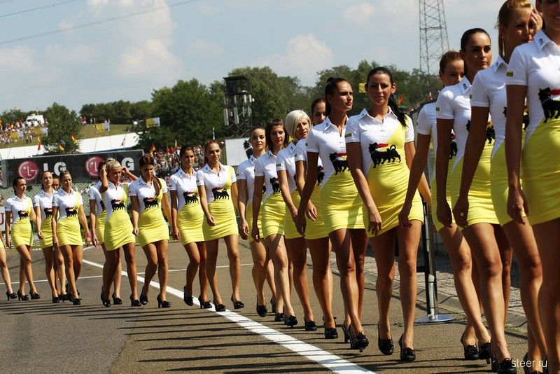 Жара в Венгрии: модели добавили гонкам зрелищности (фото)