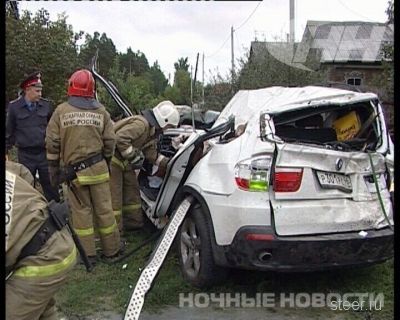 Екатеринбург: Девушка на BMW X5 врезалась в крышу частного дома (фото)