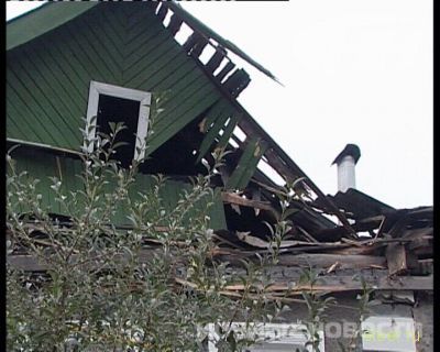 Екатеринбург: Девушка на BMW X5 врезалась в крышу частного дома (фото)