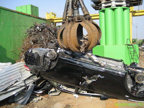 Утилизация бракованной Toyota (фото)