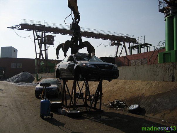 Утилизация бракованной Toyota (фото)