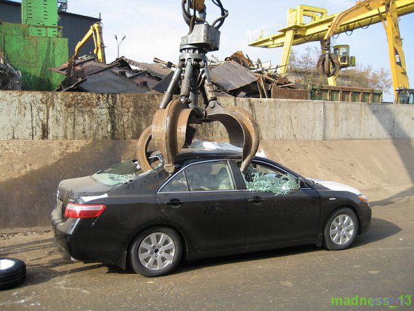 Утилизация бракованной Toyota (фото)