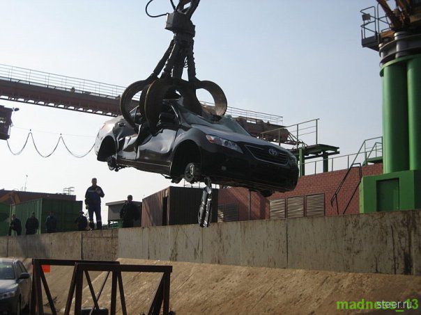 Утилизация бракованной Toyota (фото)