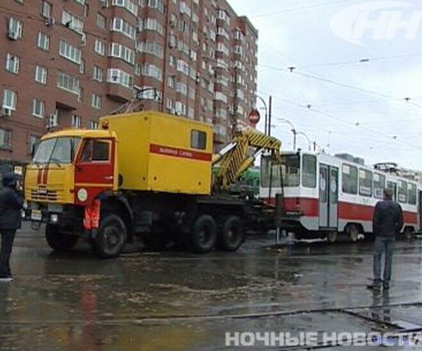 В Екатеринбурге Cadillac, проехавший «под кирпич», застрял между двух трамваев