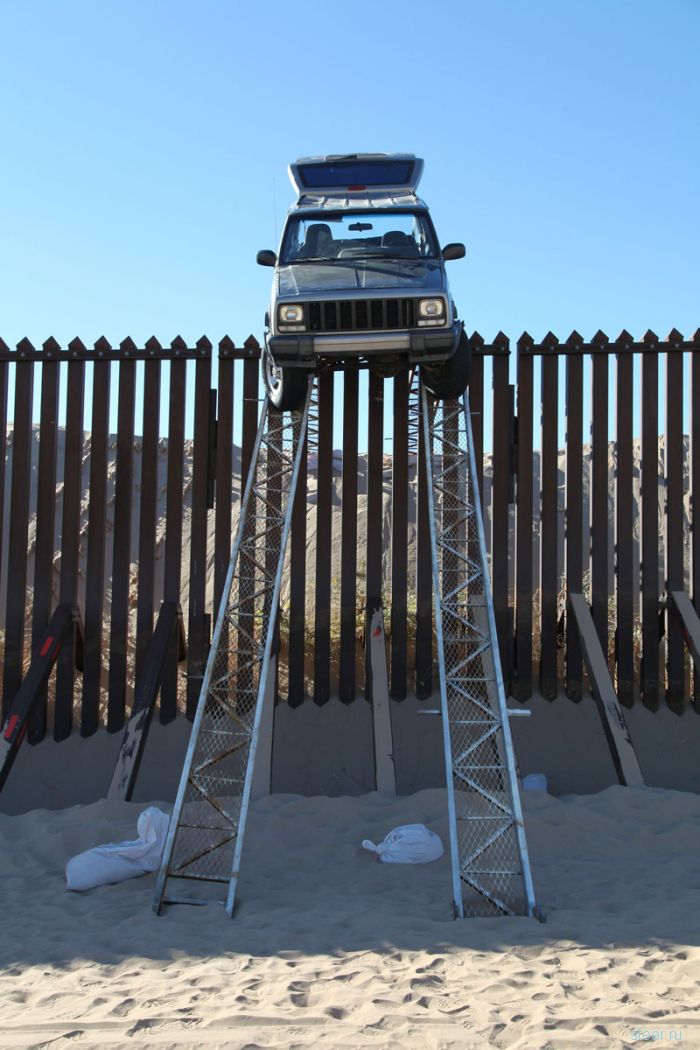 Низкий клиренс Jeep Cherokee не позволил мексиканским контрабандистам пересечь границу с США