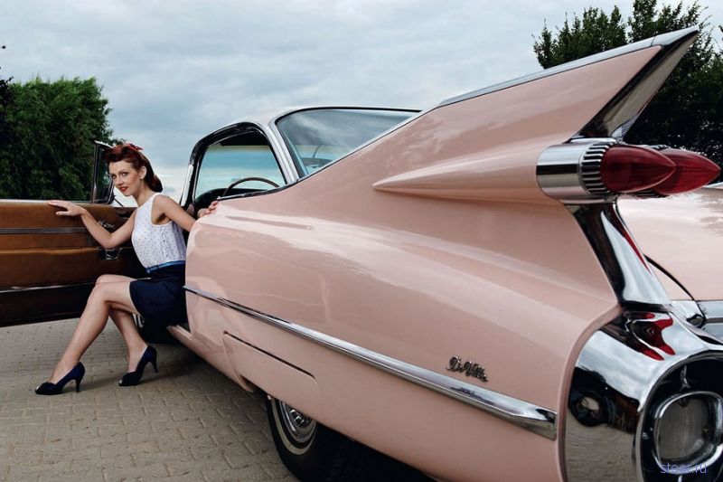 Календарь девушки и классические автомобили