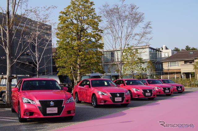 В Токио выставили на обозрение 10 розовых Toyota Crown, в поддержку концептуального цвета кузова
