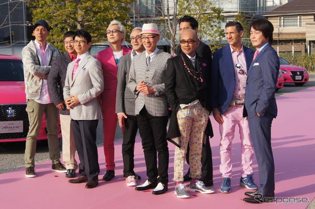 В Токио выставили на обозрение 10 розовых Toyota Crown, в поддержку концептуального цвета кузова