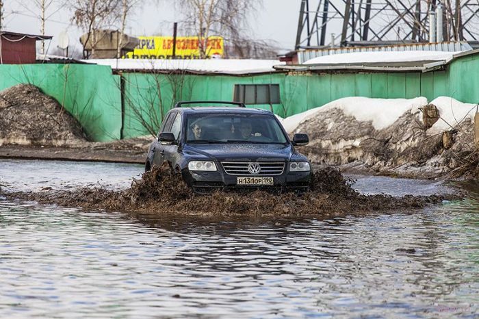 Гигантская московская лужа не помеха для наших автовладельцев