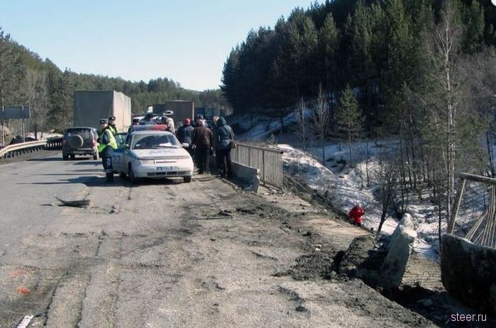 Два груженных автомобиля КамАЗ упали с моста